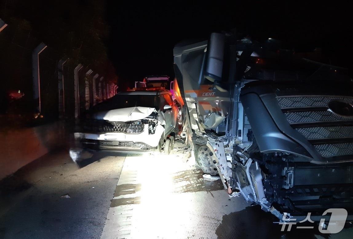 본문 이미지 - 27일 경북 구미시 도개면 상주영천고속도로에서 1차 추돌사고 여파로 2차 5중 추돌사고가 발생해 구조 당국이 현장을 수습하고 있다.(경북소방본부 제공. 재판매 및 DB 금지)2026.4.28/뉴스1