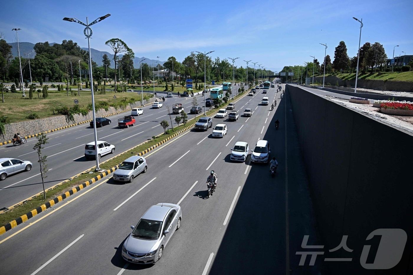 본문 이미지 - 26일 파키스탄 이슬라마바드 레드존 지역이 보안 조치 완화로 재개방된 뒤, 통근차들이 미·이란 평화회담 1차가 열렸던 세레나 호텔 인근 도로를 달리고 있다.2026.04.26.ⓒ AFP=뉴스1