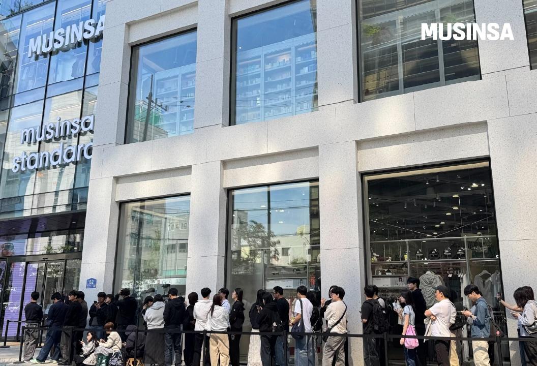 본문 이미지 - 지난 주말 무신사 메가스토어 성수 오픈런 모습(무신사 제공)