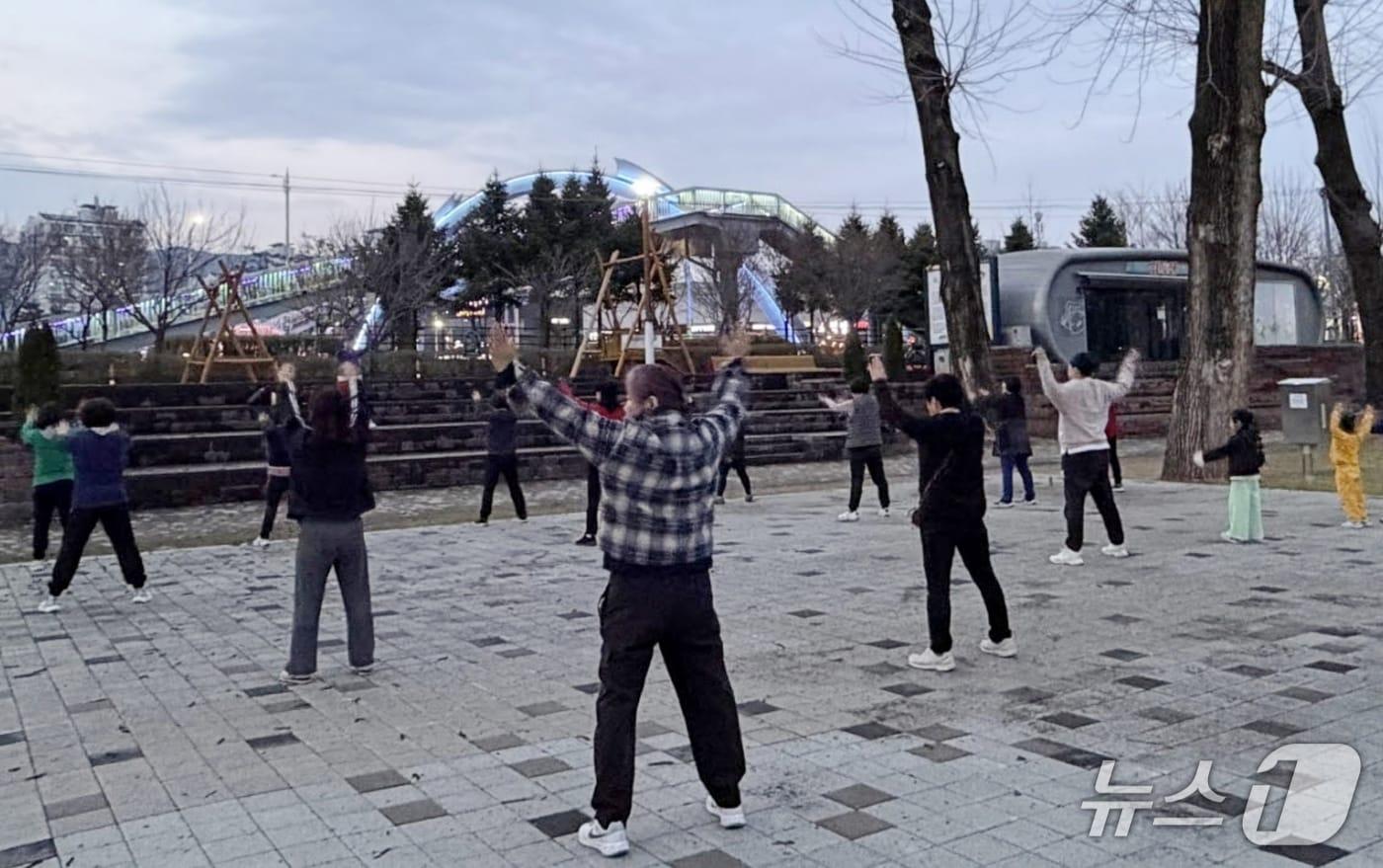 본문 이미지 - 증평군 보강천변 공원에서 주민들이 해달맞이 생활체육교실에 참여해 체조를 하고 있다(증평군 제공. 재판매 및 DB금지)
