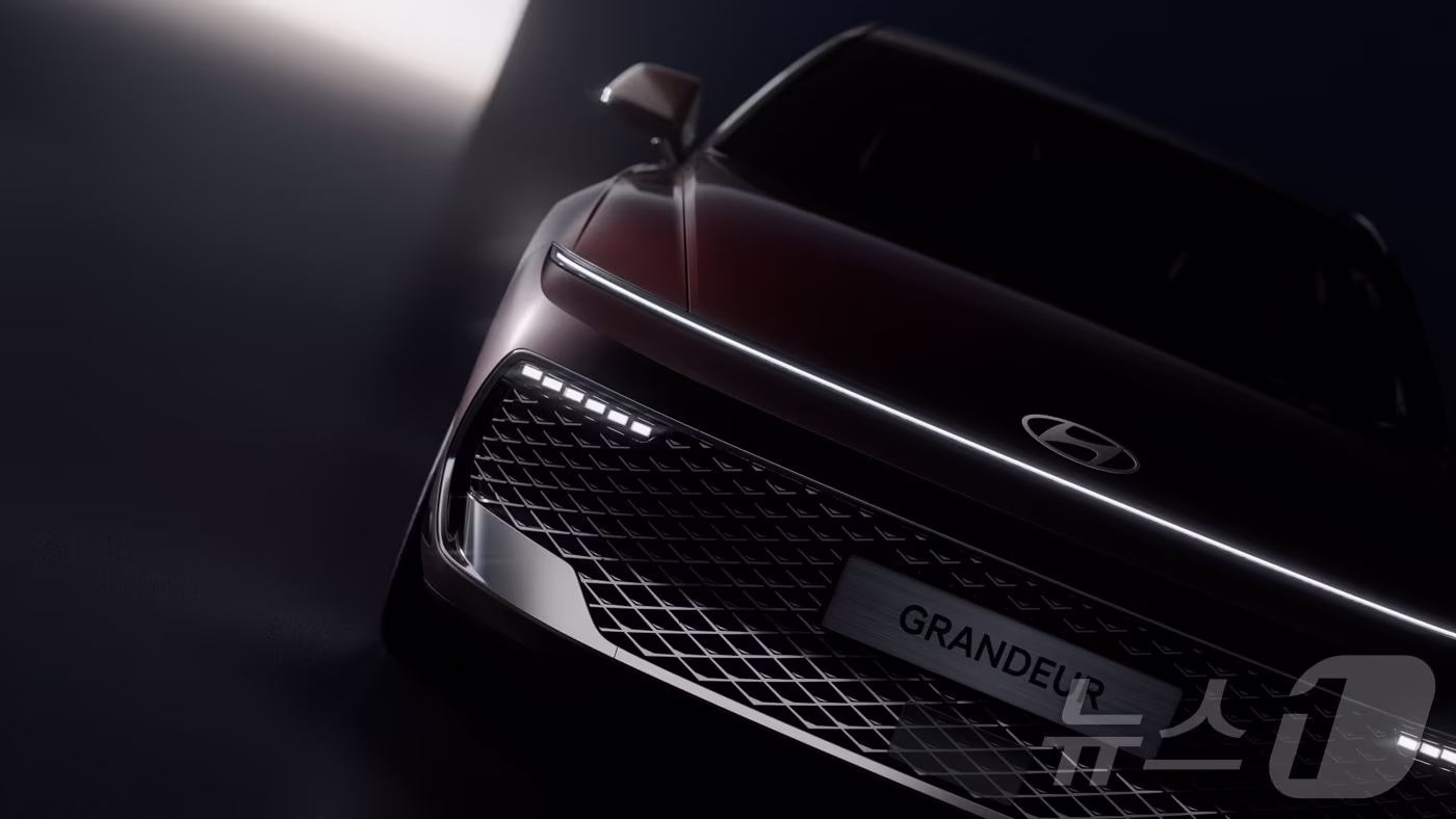 본문 이미지 - 현대자동차가 준대형 세단 '그랜저'의 7세대 페이스리프트 모델 '더 뉴 그랜저’의 내·외장 디자인을 28일 최초로 공개했다. 사진은 '더 뉴 그랜저' 외장. (현대차·기아 제공. 재판매 및 DB 금지) 2026.4.28 ⓒ 뉴스1