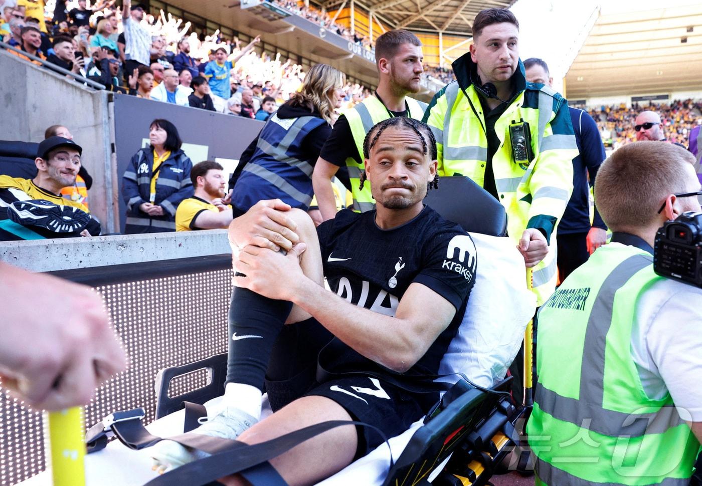 본문 이미지 - 부상 후 들것에 실려나가는 시몬스 ⓒ 로이터=뉴스1