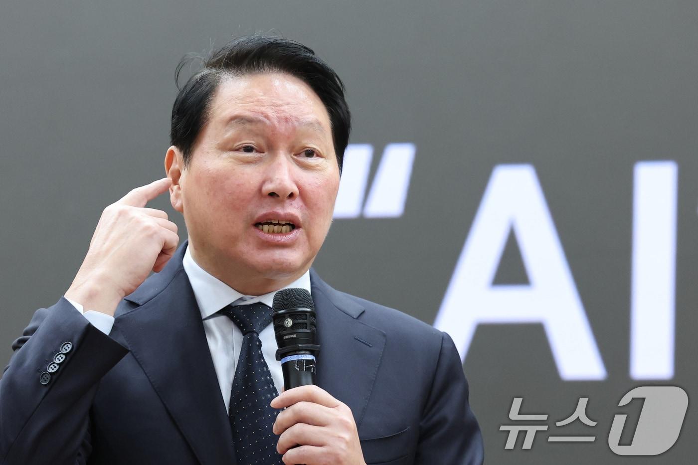 본문 이미지 - 최태원 대한상공회의소 회장이 28일 서울 여의도 국회 의원회관에서 열린 한중의원연맹 제1회 정책세미나에서 미·중 AI 기술 패권 경쟁 속 대한민국 성장전략을 주제로 강연을 하고 있다. 2026.4.28 ⓒ 뉴스1 신웅수 기자