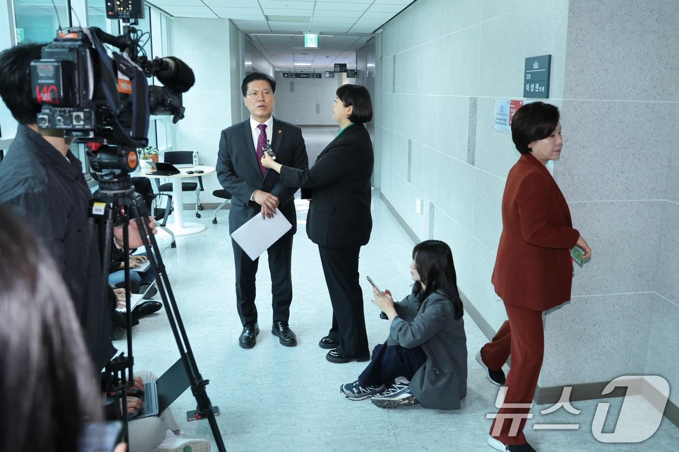 본문 이미지 - 송석준 국민의힘 의원이 28일 서울 여의도 국회 의원회관에서 열린 당내 개혁·소장파 의원 모임인 '대안과미래' 조찬 회동에 참석하며 취재진의 질의에 답변하고 있다. 오른쪽은 조은희 의원. 2026.4.28 ⓒ 뉴스1 신웅수 기자