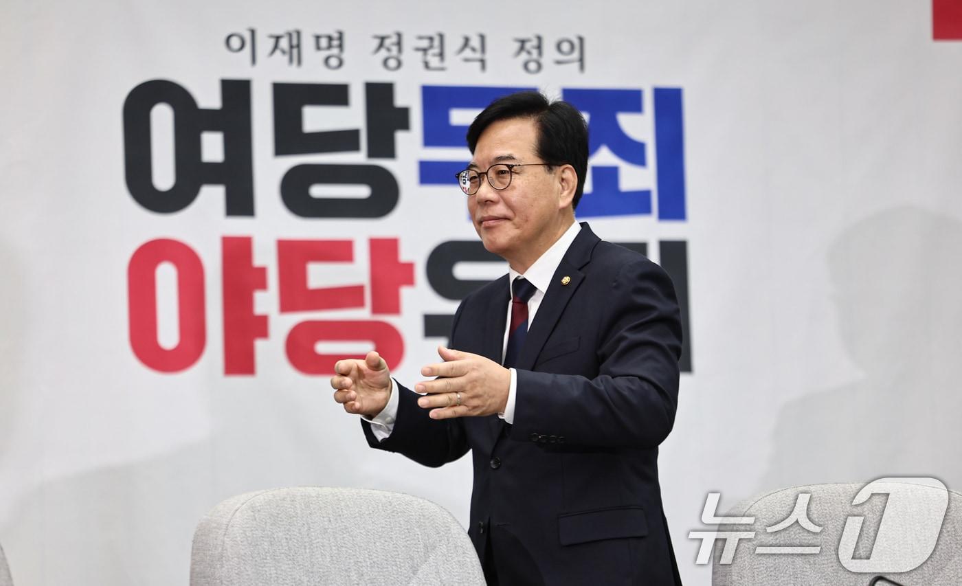 본문 이미지 - 송언석 국민의힘 원내대표가 28일 서울 여의도 국회에서 열린 원내대책회의에 참석하고 있다. 2026.4.28 ⓒ 뉴스1 김도우 기자