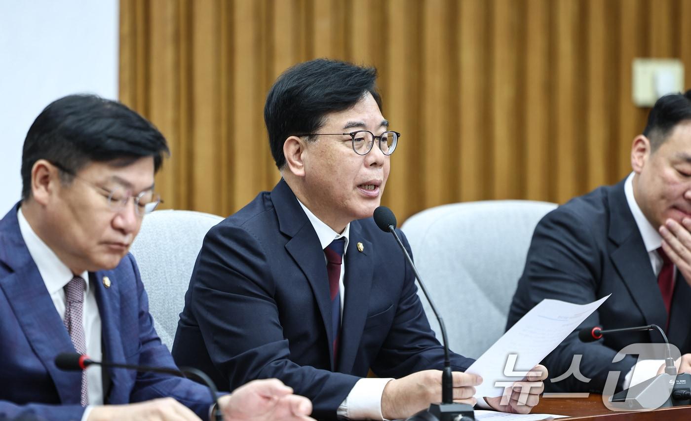 본문 이미지 - 송언석 국민의힘 원내대표가 28일 서울 여의도 국회에서 열린 원내대책회의에서 모두발언을 하고 있다. 2026.4.28 ⓒ 뉴스1 김도우 기자