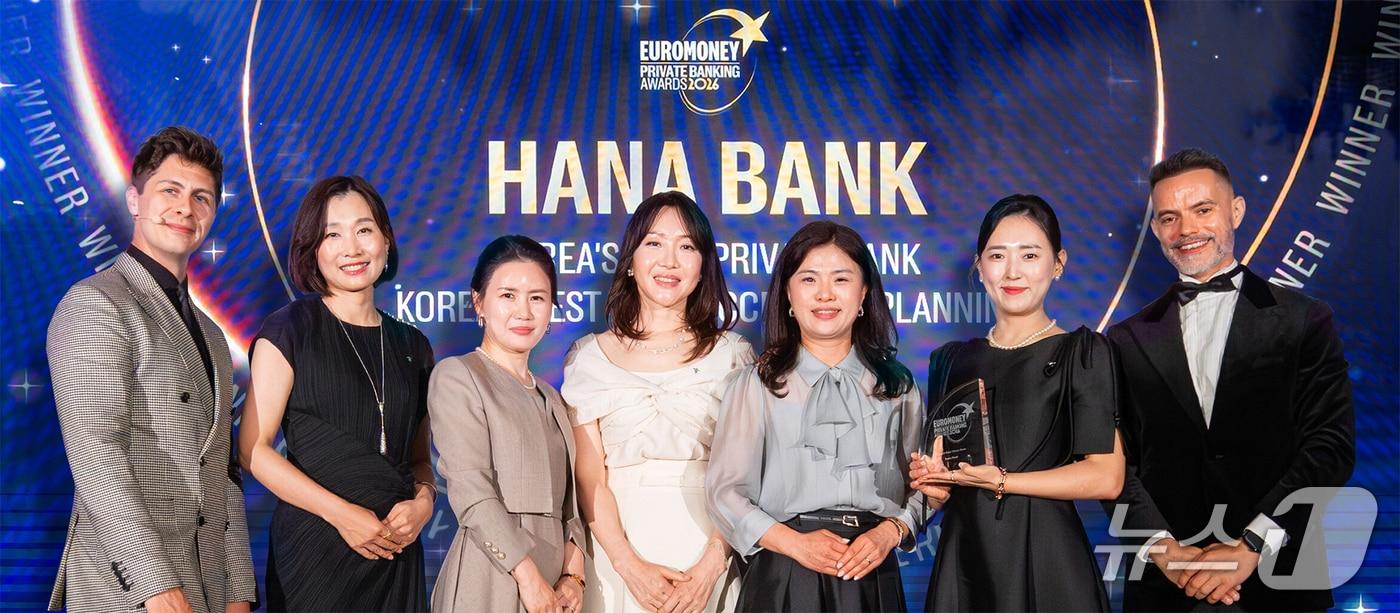 본문 이미지 - 시상식에 참석한 한채란 아시아선수촌PB센터 Gold PB부장, 진성숙 압구정PB센터 Gold PB부장, 구연정 올림픽파크포레온 VIP PB부장, 송숙영 내자동 VIP PB부장, 이미라 신제주 VIP PB팀장(사진 왼쪽 두번째부터 다섯번째)이 다니엘 셰인(Daniel Shane) 유로머니 글로벌 프라이빗 뱅킹 총괄(사진 왼쪽 일곱번째) 및 사회자(사진 왼쪽 첫번째)와 함께 기념촬영을 하고 있다. 2026.04.28 / 사진제공=하나은행
