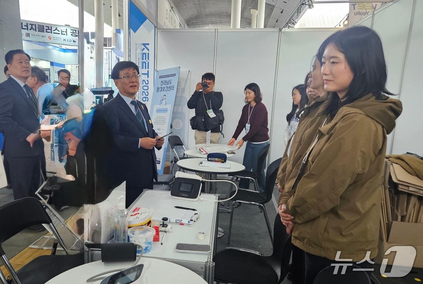 본문 이미지 - 김성환 기후에너지환경부 장관이 전라남도환경보건센터 홍보부스를 방문해 관계자들을 격려하고 있다.(사진=화순전남대병원 제공. 재판매 및 DB 금지)