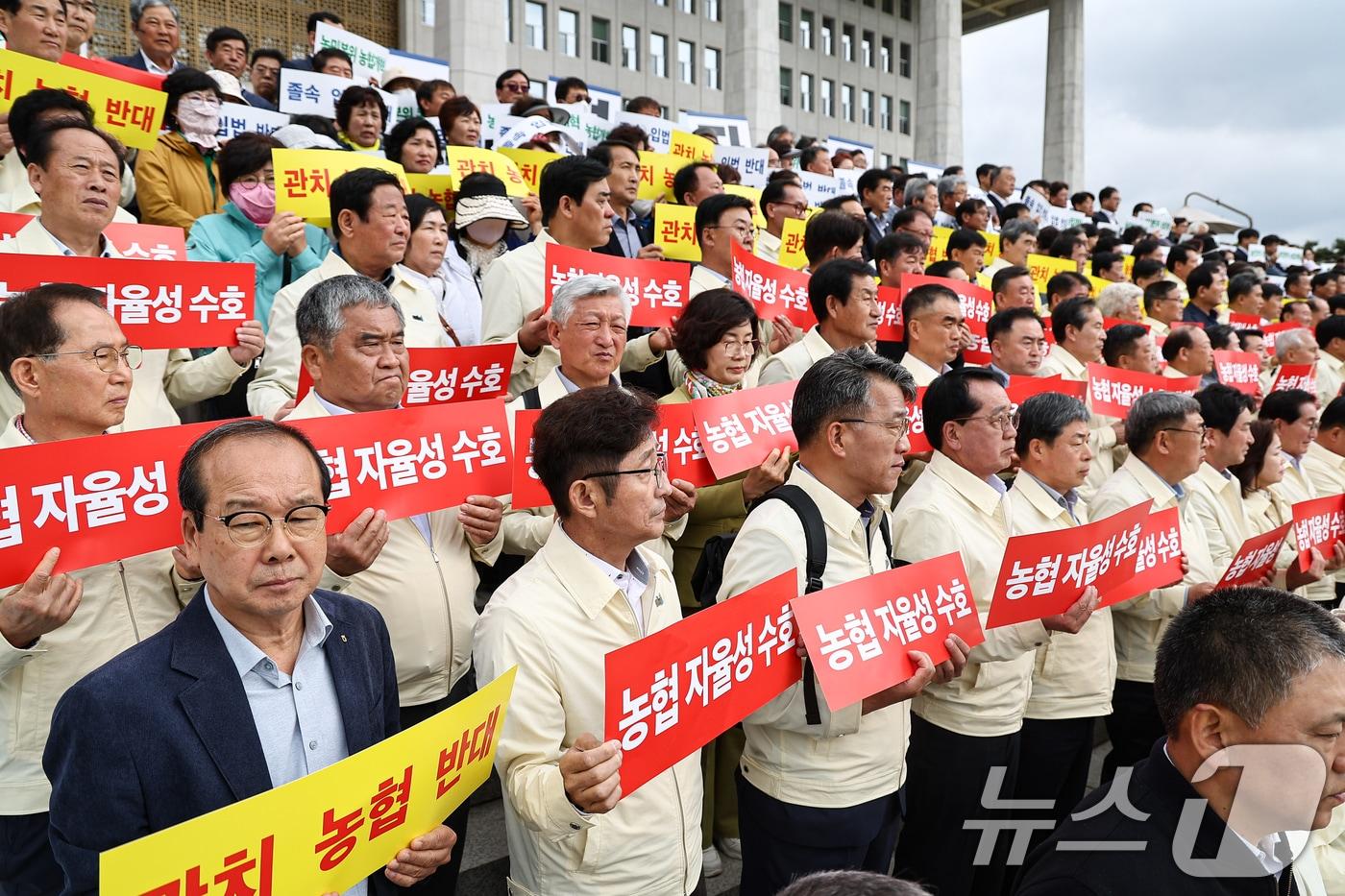 본문 이미지 - 28일 서울 여의도 국회 본청 앞에서 농협 자율성 수호 비대위 국회 연단 농민공동선언식에서 참가자들이 구호를 외치고 있다. 2026.4.28 ⓒ 뉴스1 김도우 기자