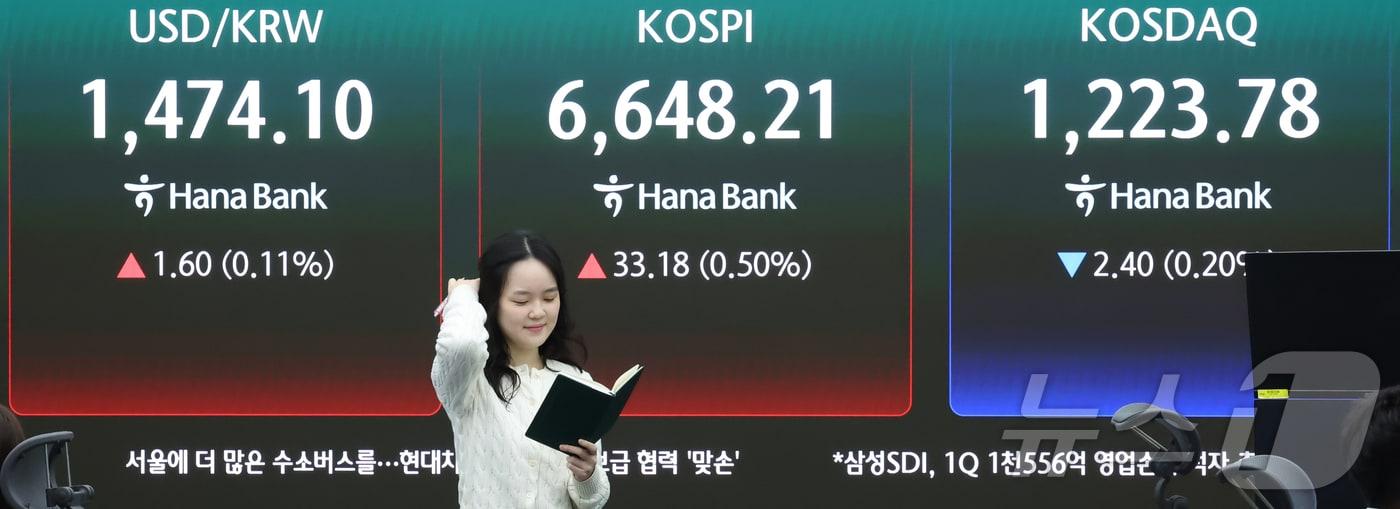 본문 이미지 - 코스피가 상승세를 이어가고 있는 28일 서울 중구 하나은행 본점 딜링룸에서 전광판에 증시와 환율 등이 표시되고 있다. 2026.4.28 ⓒ 뉴스1 이종수 인턴기자