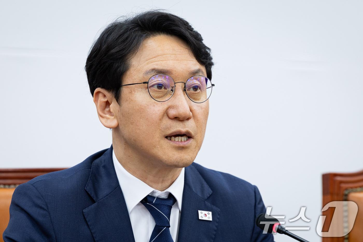 본문 이미지 - 천준호 더불어민주당 원내대표 직무대행이 28일 서울 여의도 국회에서 열린 원내대책회의에서 모두 발언을 하고 있다. 2026.4.28 ⓒ 뉴스1 유승관 기자