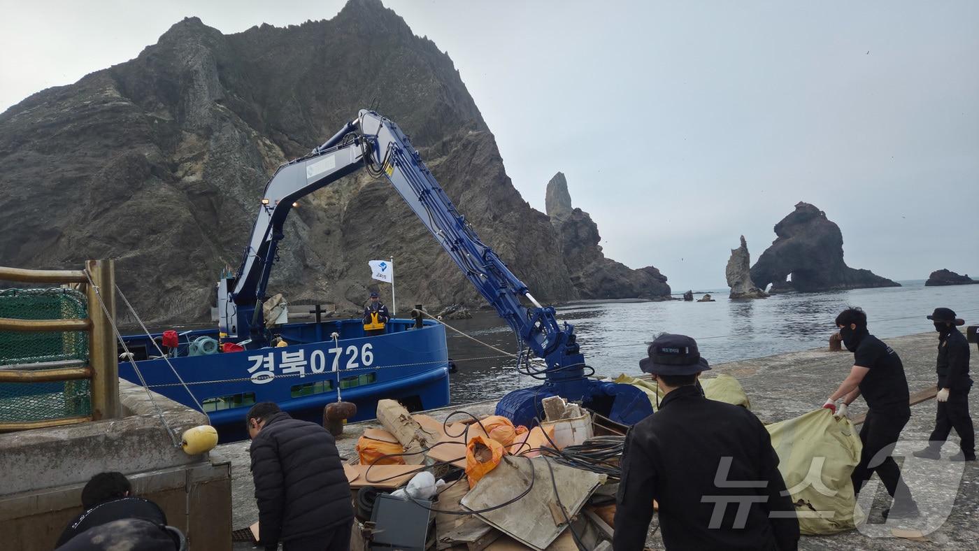 본문 이미지 - 경북은 28일 독도와 울릉도 해역 해양환경 보전을 위해 해양환경정화선 ‘경북0726호’를 긴급 투입해 해양쓰레기 수거에 나섰다. /뉴스1