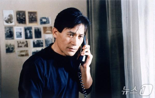 본문 이미지 - 1998년 개봉한 문승욱 감독의 영화 '이방인' 속 배우 안성기.(한국영상자료원 제공. 재판매 및 DB 금지)