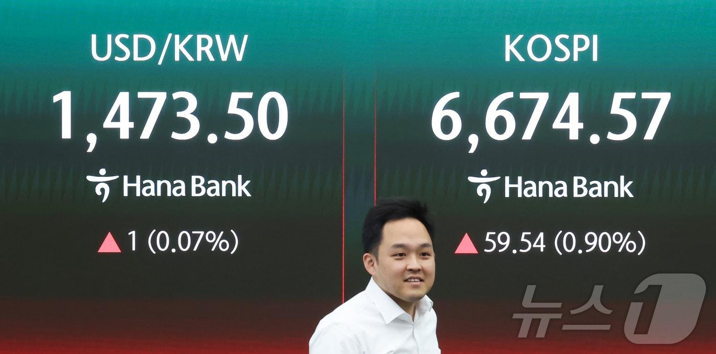 본문 이미지 - 코스피가 상승 출발하며 장중 최고치를 다시 경신한 28일 서울 하나은행 본점 딜링룸 전광판에 코스피 지수 등이 표시돼 있다. 2026.4.28 ⓒ 뉴스1 이종수 인턴기자
