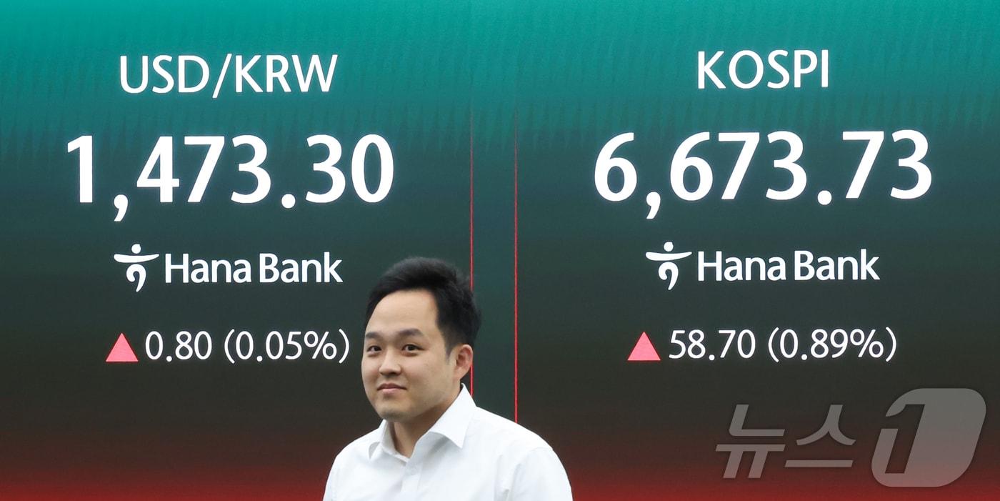 본문 이미지 - 코스피가 상승 출발하며 장중 최고치를 다시 경신한 28일 서울 하나은행 본점 딜링룸 전광판에 코스피 지수 등이 표시돼 있다. 2026.4.28 ⓒ 뉴스1 이종수 인턴기자