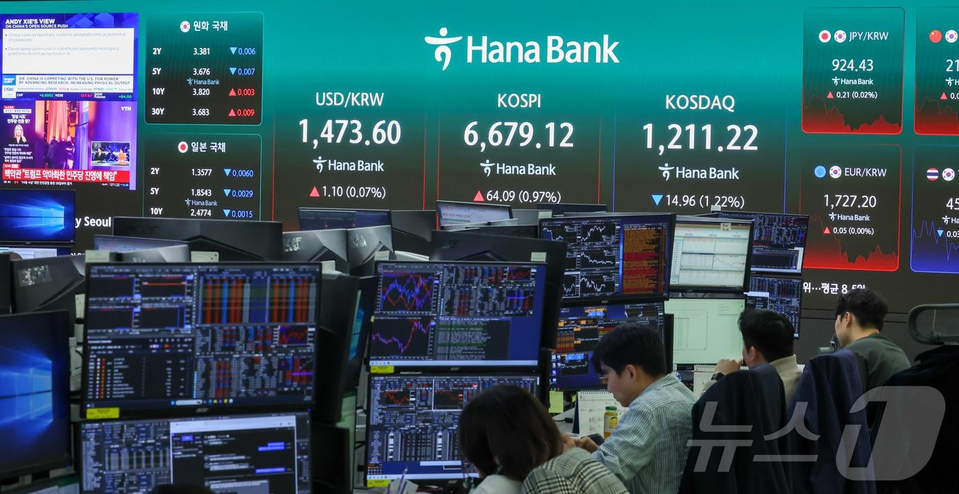 본문 이미지 - 코스피가 상승 출발하며 장중 최고치를 다시 경신한 28일 서울 하나은행 본점 딜링룸 전광판에 코스피와 코스닥 지수 등이 표시돼 있다. 2026.4.28 ⓒ 뉴스1 이종수 인턴기자