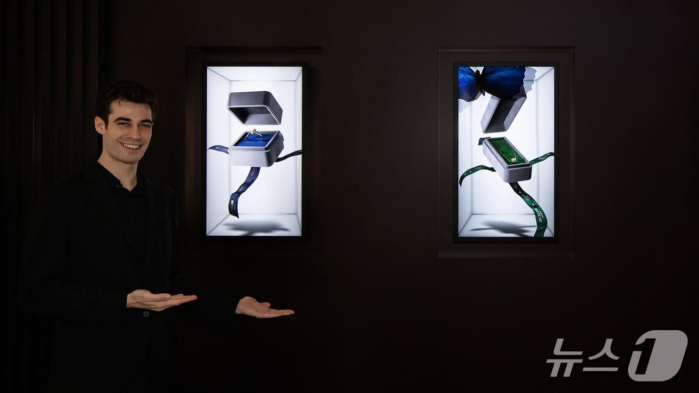 본문 이미지 - 삼성전자 모델이 무안경 3D 디스플레이 32형 '스페이셜 사이니지' 신제품을 소개하고 있다. (사진제공 = 삼성전자) 