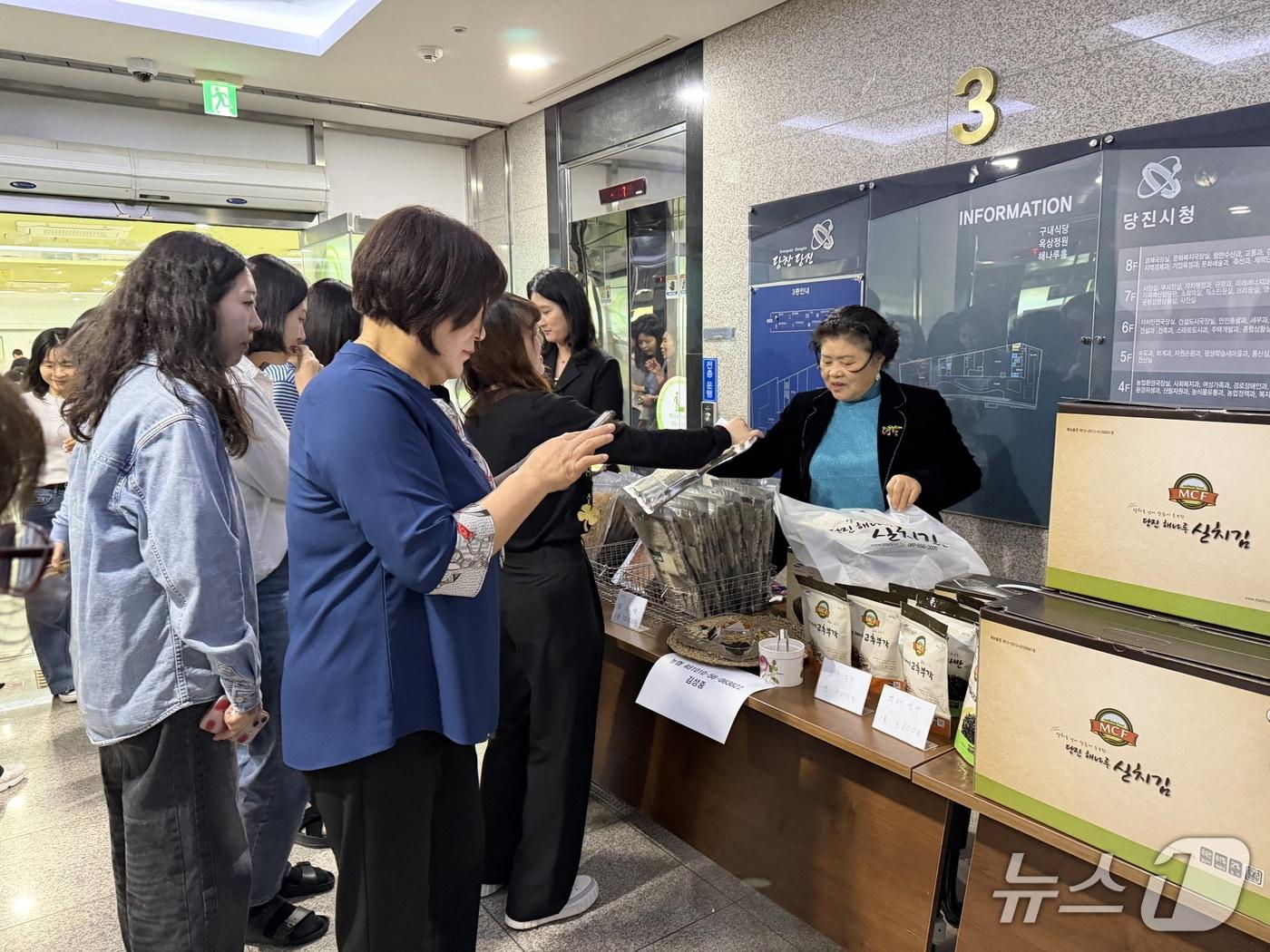 본문 이미지 - 당진시청 구내식당에서 열린 실치김(명천맛김) 홍보 판촉행사 모습(당진시 제공. 재판매 및 DB금지)2026.4.28/뉴스1