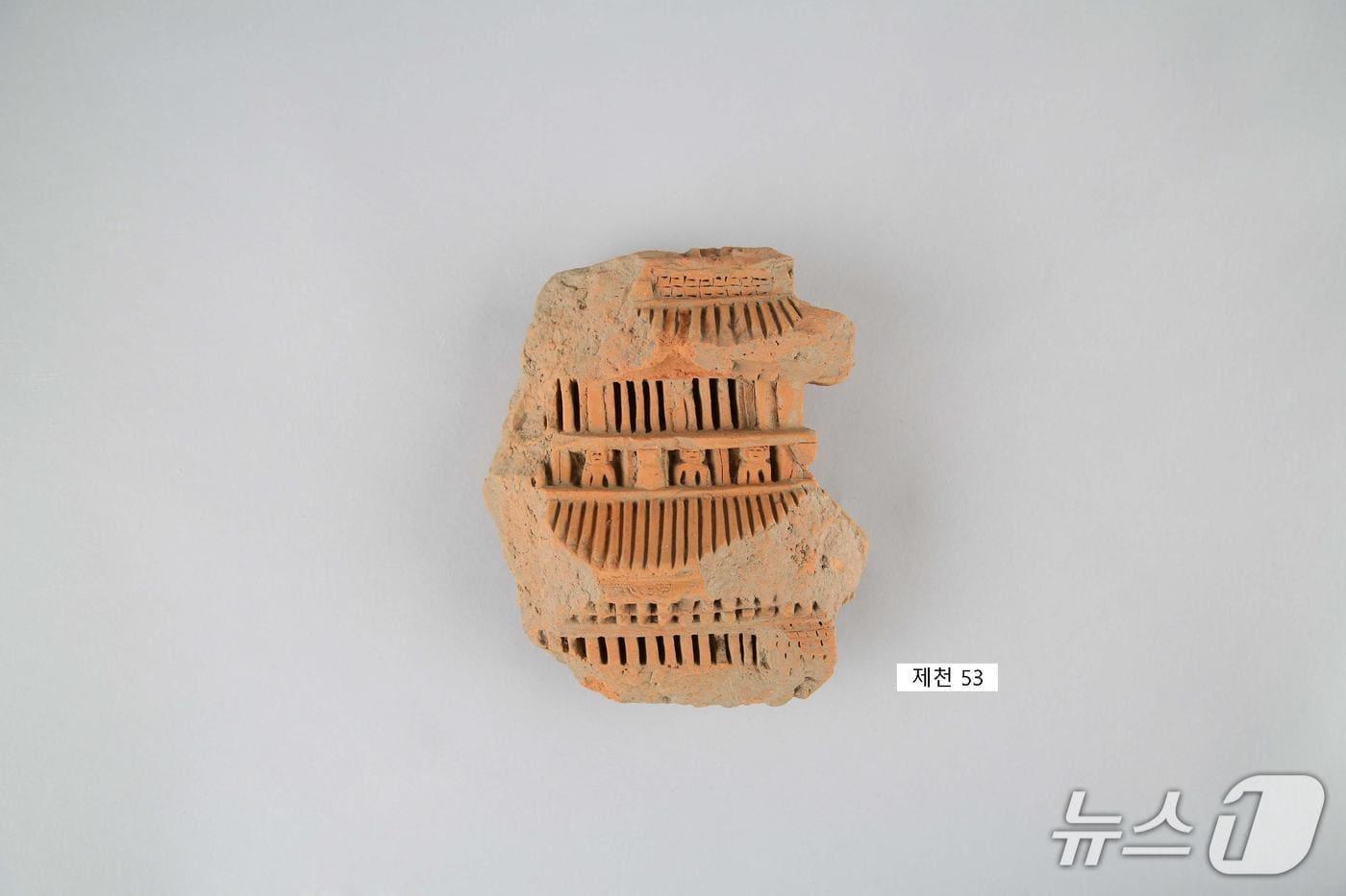 본문 이미지 - 제천시 봉양읍 옥전리에서 출토된 고려시대 사찰 터의 소조탑(의림지 박물관 제공. 재판매 및 DB금지) 