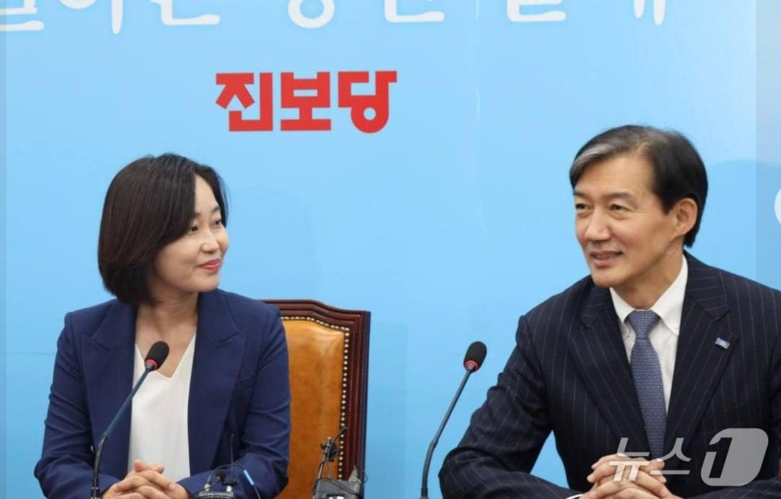 본문 이미지 -  조국 조국혁신당 대표와 김재연 진보당 대표.  조 대표와 김 대표 모두 경기평택을 국회의원 재보궐 선거에 뛰어들었다. (사진=진보당 제공) ⓒ 뉴스1 