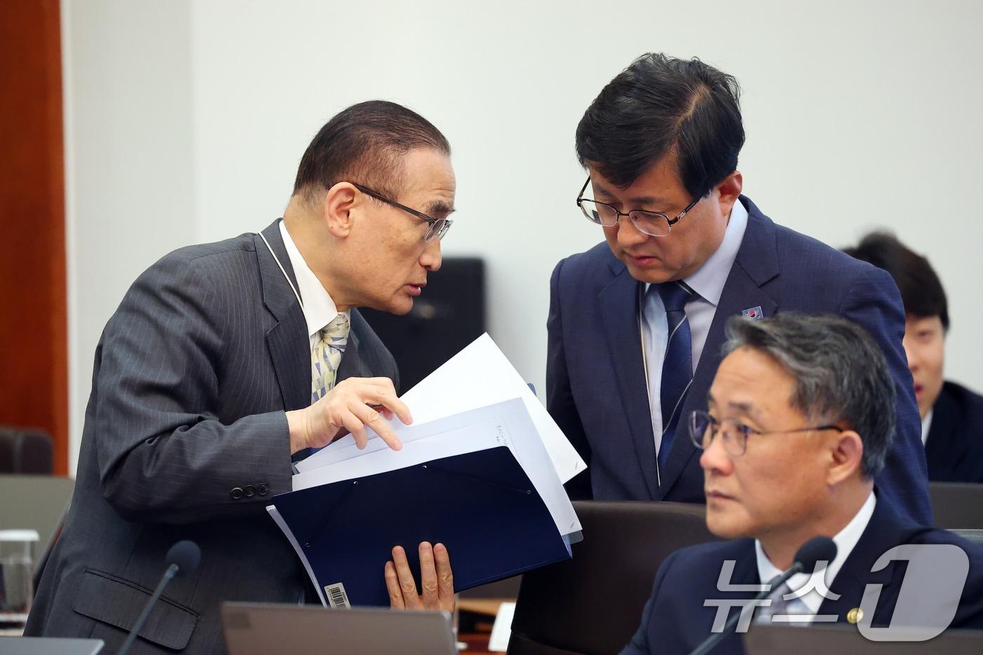 본문 이미지 - 김성환 기후에너지환경부 장관(오른쪽)과 위성락 국가안보실장이 28일 청와대에서 열린 제18회 국무회의 겸 제6차 비상경제점검회의에서대화를 하고 있다. 2026.4.28 ⓒ 뉴스1 허경 기자