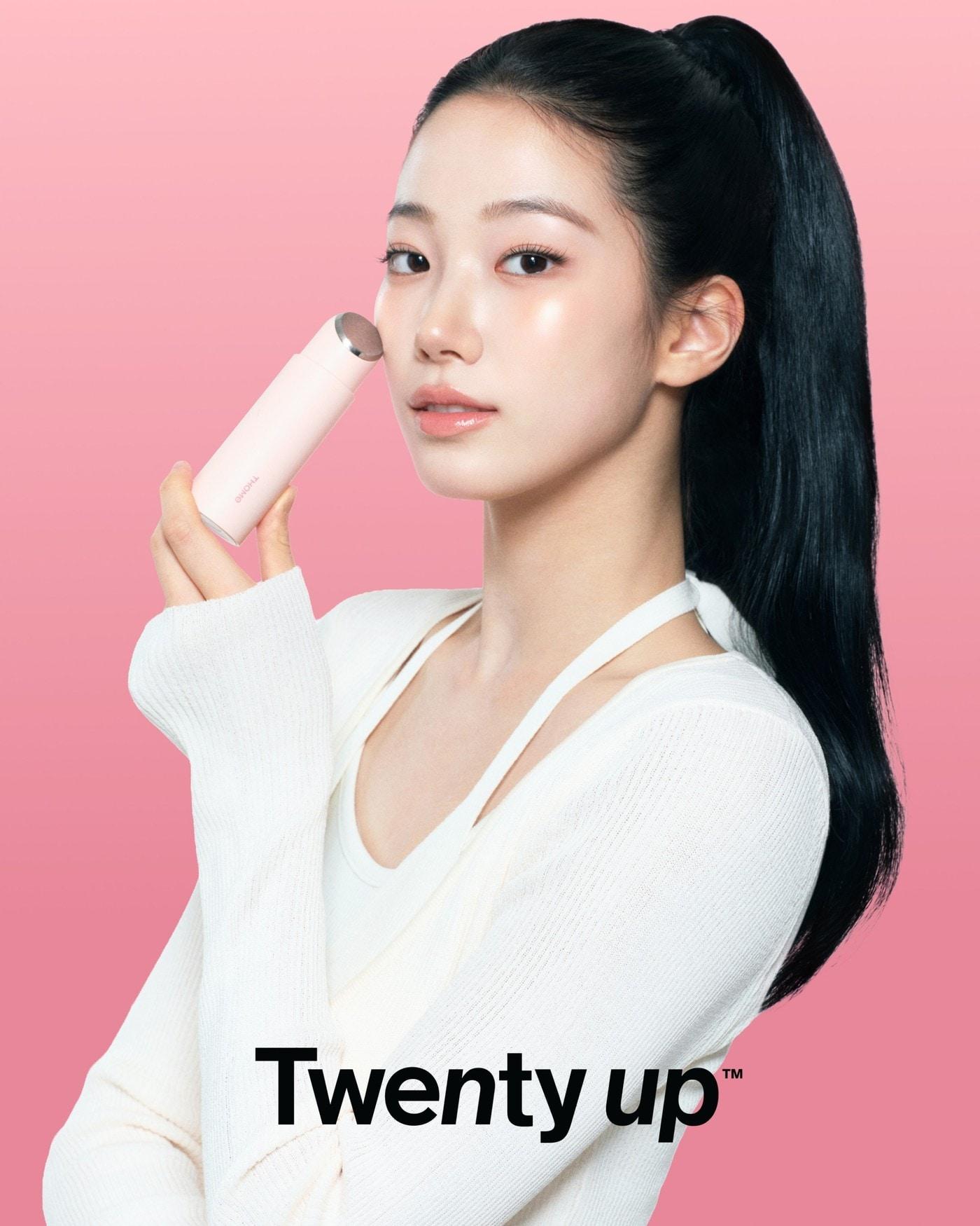 본문 이미지 - 톰은 20대를 겨냥한 첫 번째 뷰티 디바이스 '투앤티업'(Twenty up)의 모델로 카즈하를 선정했다고 28일 밝혔다.(앳홈 제공)