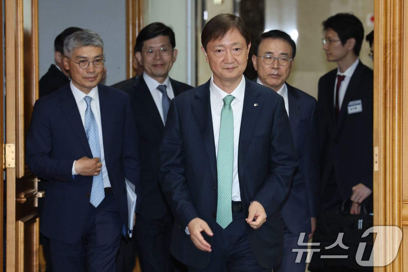 본문 이미지 - 이찬진 금융감독원장이 28일 오전 서울 중구 은행회관에서 열린 사외이사 양성 및 역량강화를 위한 업무협약식에 참석하고 있다. 2026.4.28 ⓒ 뉴스1 이광호 기자