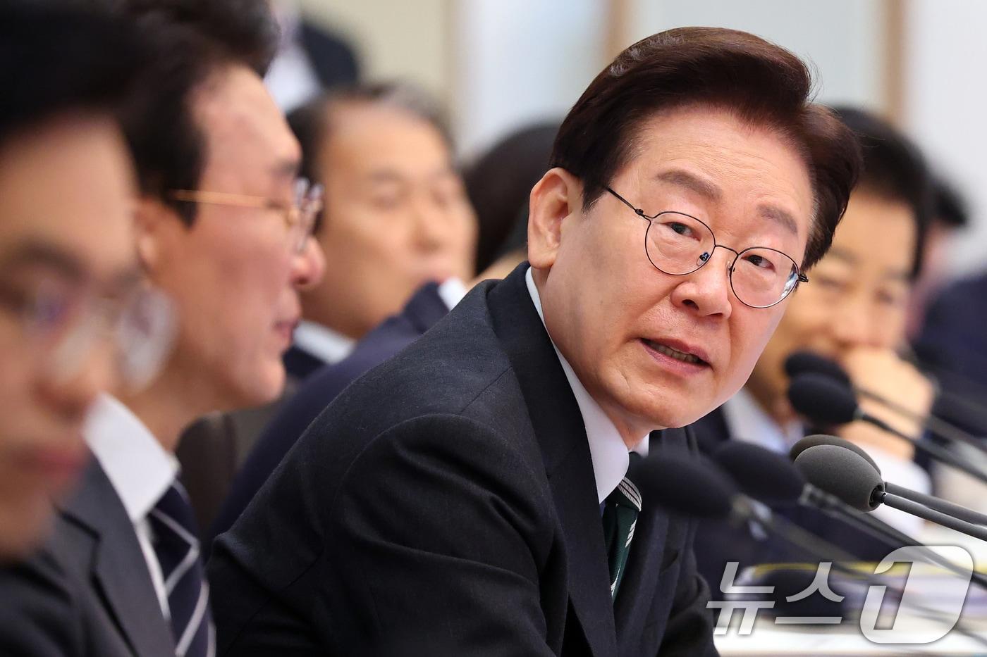 본문 이미지 - 이재명 대통령이 28일 청와대에서 열린 제18회 국무회의 겸 제6차 비상경제점검회의에서 발언을 하고 있다. 2026.4.28 ⓒ 뉴스1 허경 기자