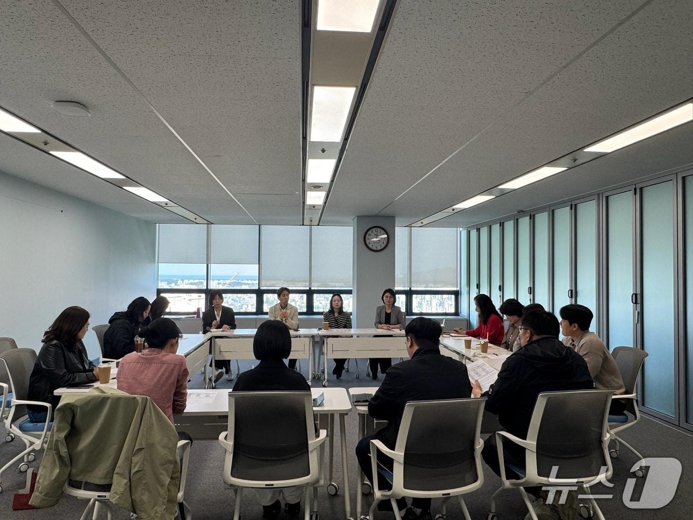 본문 이미지 - 강릉시 지역사회보장협의체가 고독사 예방을 위한 '민관 협력 통합사례회의'를 열었다. (강릉시 제공, 재판매 및 DB 금지) 2026.4.28/뉴스1