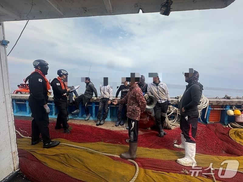 본문 이미지 - 군산해경이 27일 오후 2시 10분께 군산시 옥도면 직도 인근 해상에서 승선원을 허위로 신고한 어선 A 호를 검문하고 있다.(군산해경 제공. 재판매 및 DB금지)