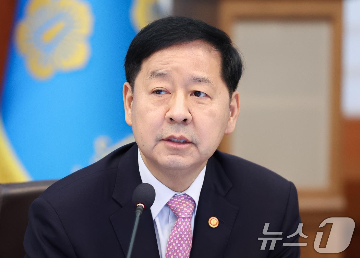 본문 이미지 - 구윤철 부총리 겸 재정경제부 장관이 28일 청와대에서 열린 제18회 국무회의 겸 제6차 비상경제점검회의에서 중동전쟁 관련 비상국정운영 및 대응현황을 보고하고 있다. 2026.4.28 ⓒ 뉴스1 허경 기자