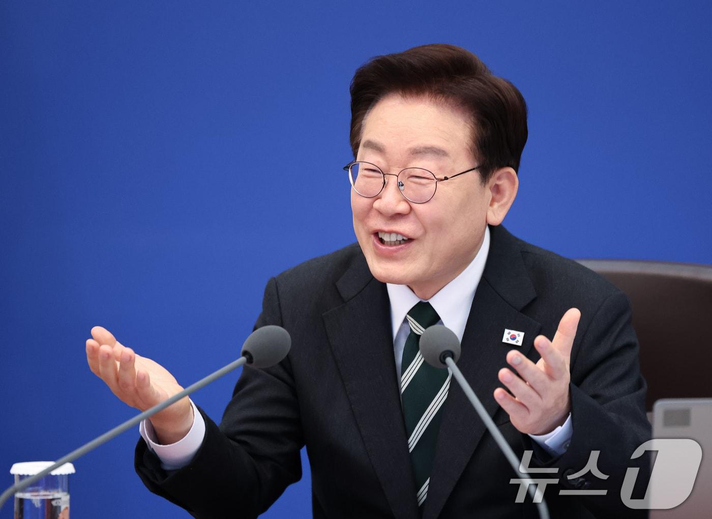 본문 이미지 - 이재명 대통령이 28일 청와대에서 열린 제18회 국무회의 겸 제6차 비상경제점검회의에서 발언을 하고 있다. 2026.4.28 ⓒ 뉴스1 허경 기자