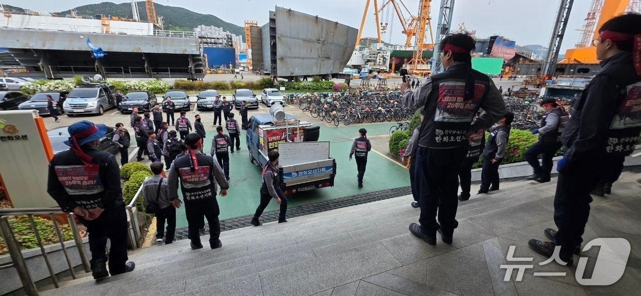 본문 이미지 - 한화오션 노조가 28일 오전 한화오션 제조총괄 사무실에 있던 집기류를 무단 반출하고 있다.(독자 제공. 재판매 및 DB금지)