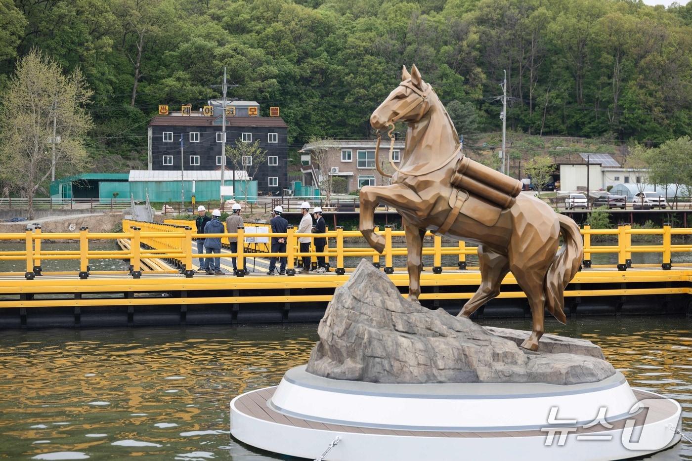 본문 이미지 - 28일 연천군 관계자들이 다음 달 2일 임시 개통하는 '백학호수 부잔교'에 대한 현장 안전점검을 벌이고 있다. (연천군 제공, 재판매 및 DB금지)