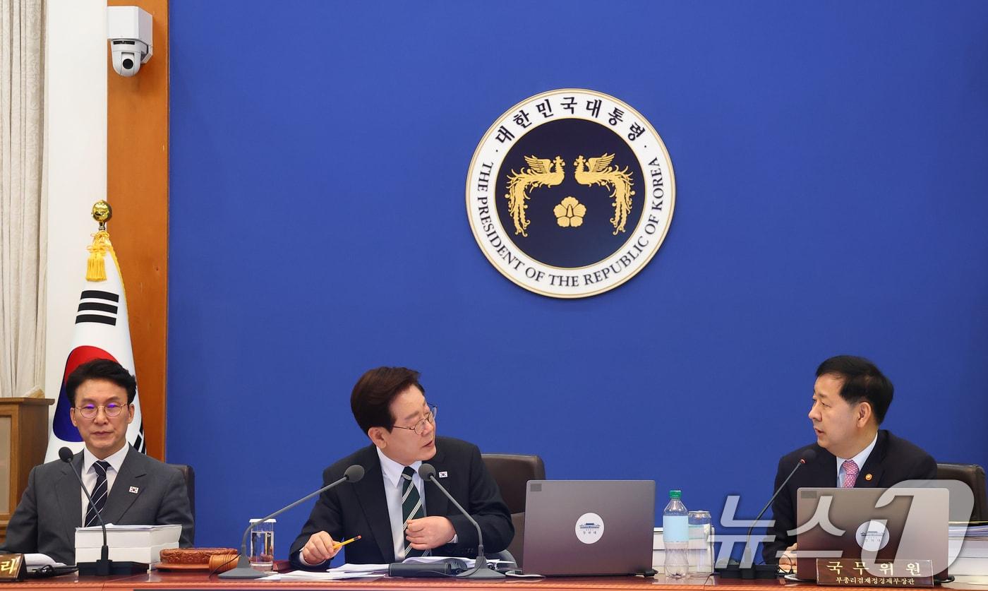 본문 이미지 - 이재명 대통령과 구윤철 부총리 겸 재정경제부 장관이 28일 청와대에서 열린 제18회 국무회의 겸 제6차 비상경제점검회의에서 대화를 하고 있다. 2026.4.28 ⓒ 뉴스1 허경 기자