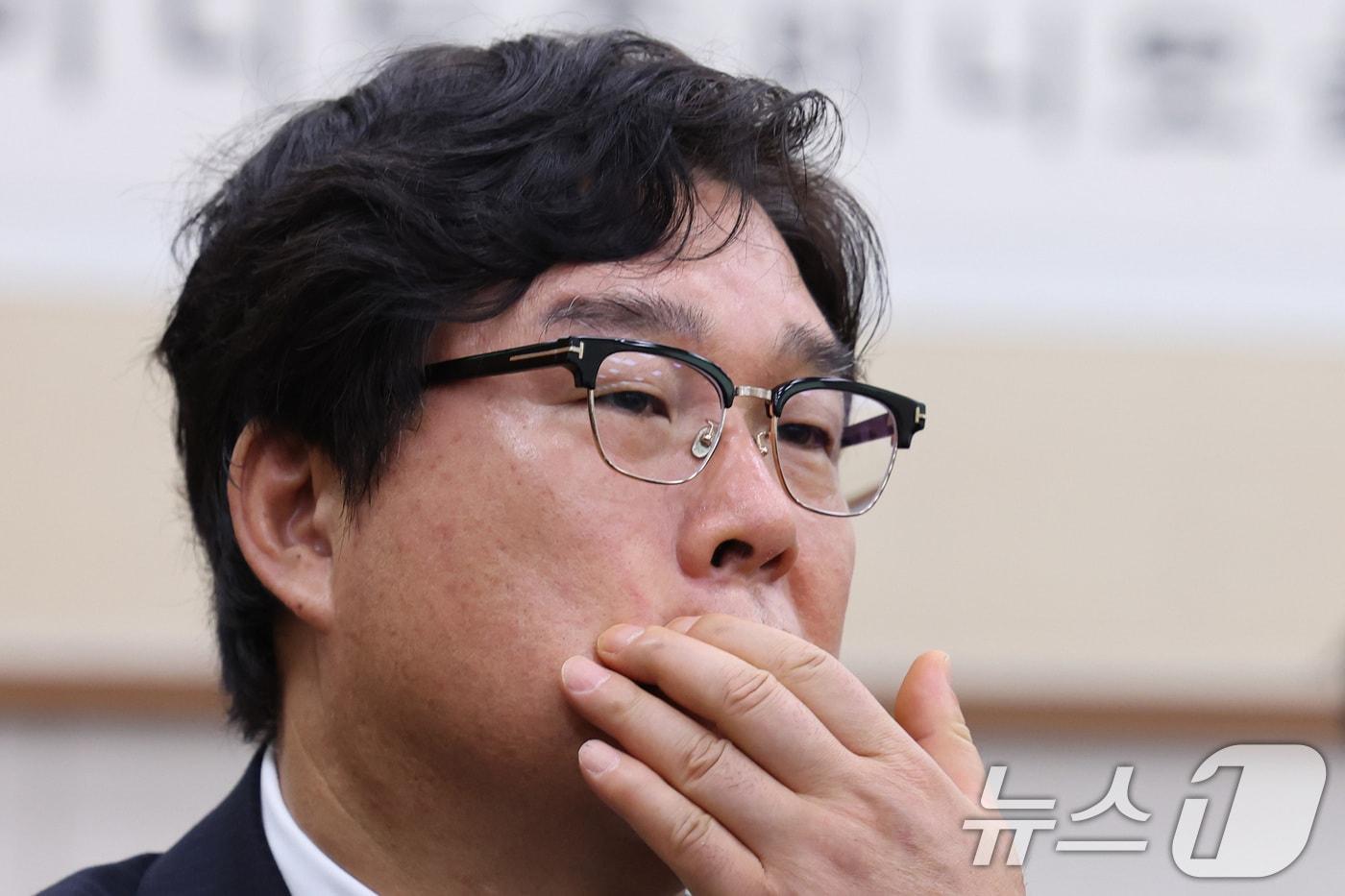 본문 이미지 - 김성태 전 쌍방울 회장이 28일 서울 여의도 국회 윤석열정권정치검찰조작기소의혹사건진상규명국정조사특별위원회에서 열린 윤석열 정권 정치검찰 조작기소 의혹 사건 종합 청문회에서 생각에 잠겨 있다. 2026.4.28 ⓒ 뉴스1 신웅수 기자