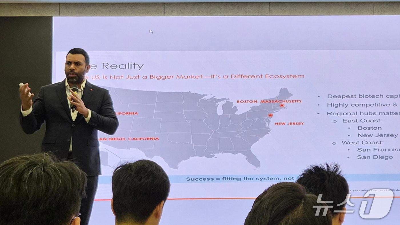 본문 이미지 - 28일 인천스타트업파크에서 열린 '2026 바이오 분야 글로벌 오픈이노베이션 네트워킹'에서 아비 난디 SK 팜테코 총괄이 전략 공유 세션에서 발표하고 있다.(연구개발특구진흥재단 제공) /뉴스1