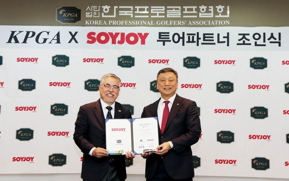 본문 이미지 - 소이조이 투어파트너 조인식에 참석한 김원섭 KPGT 대표이사(왼쪽)와 문성호 한국오츠카제약 대표이사(KPGA 제공)
