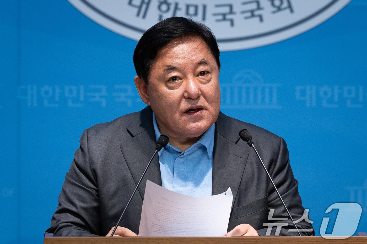 본문 이미지 - 장기철 전 더불어민주당 정읍지역위원장이 28일 서울 여의도 국회 소통관에서 전북지사 경선 논란 관련 기자회견을 하고 있다. 더불어민주당 6·3 지방선거 전북지사 경선에서 탈락한 안호영 의원은 후보로 선출된 이원택 의원의 '제3자 식사비 대납' 의혹에 대한 재감찰을 요구해왔다. 2026.4.28 ⓒ 뉴스1 유승관 기자