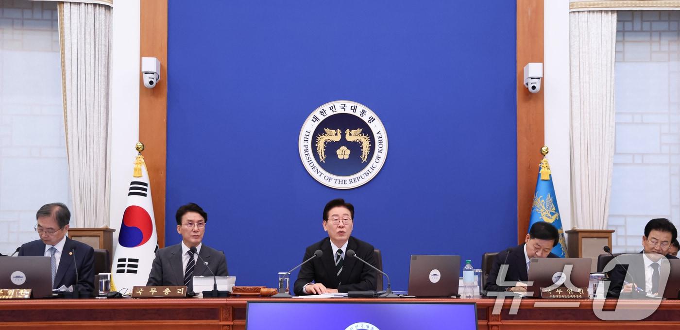 본문 이미지 - 이재명 대통령이 28일 청와대에서 열린 제18회 국무회의 겸 제6차 비상경제점검회의에서 발언을 하고 있다. 2026.4.28 ⓒ 뉴스1 허경 기자