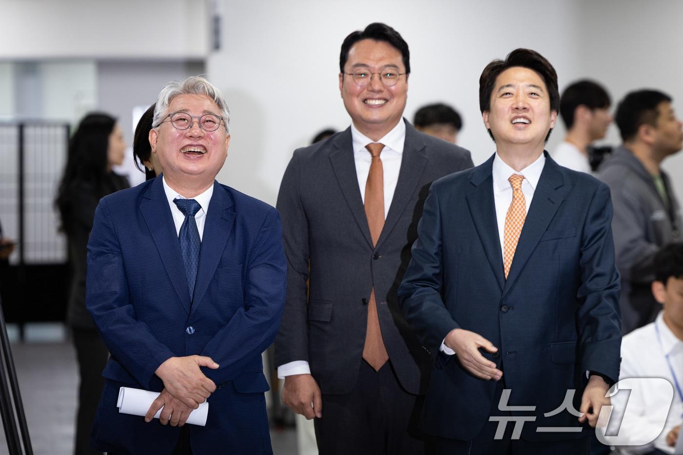 본문 이미지 - 개혁신당 소속 조응천 전 의원이 28일 서울 여의도 국회 소통관에서 6·3 지방선거 경기도지사 선거 출마선언 기자회견에 앞서 지도부와 대화하고 있다. 왼쪽부터 조 전 의원, 천하람 원내대표, 이준석 대표. 2026.4.28 ⓒ 뉴스1 유승관 기자