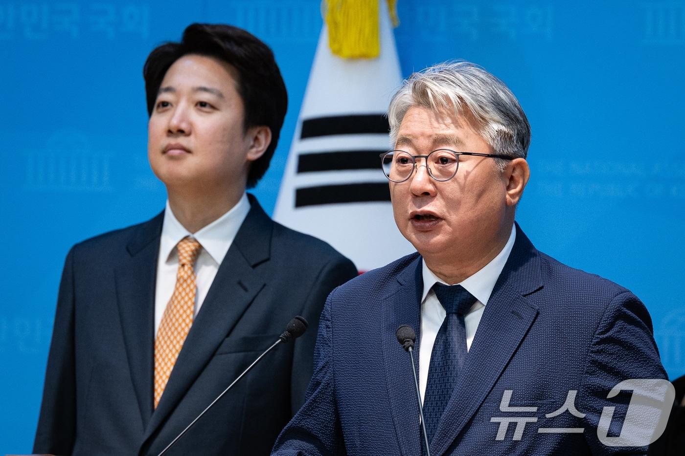 본문 이미지 - 개혁신당 소속 조응천 전 의원이 28일 서울 여의도 국회 소통관에서 6·3 지방선거 경기도지사 선거 출마선언 기자회견을 하고 있다. 왼쪽은 이준석 개혁신당 대표. 2026.4.28 ⓒ 뉴스1 유승관 기자