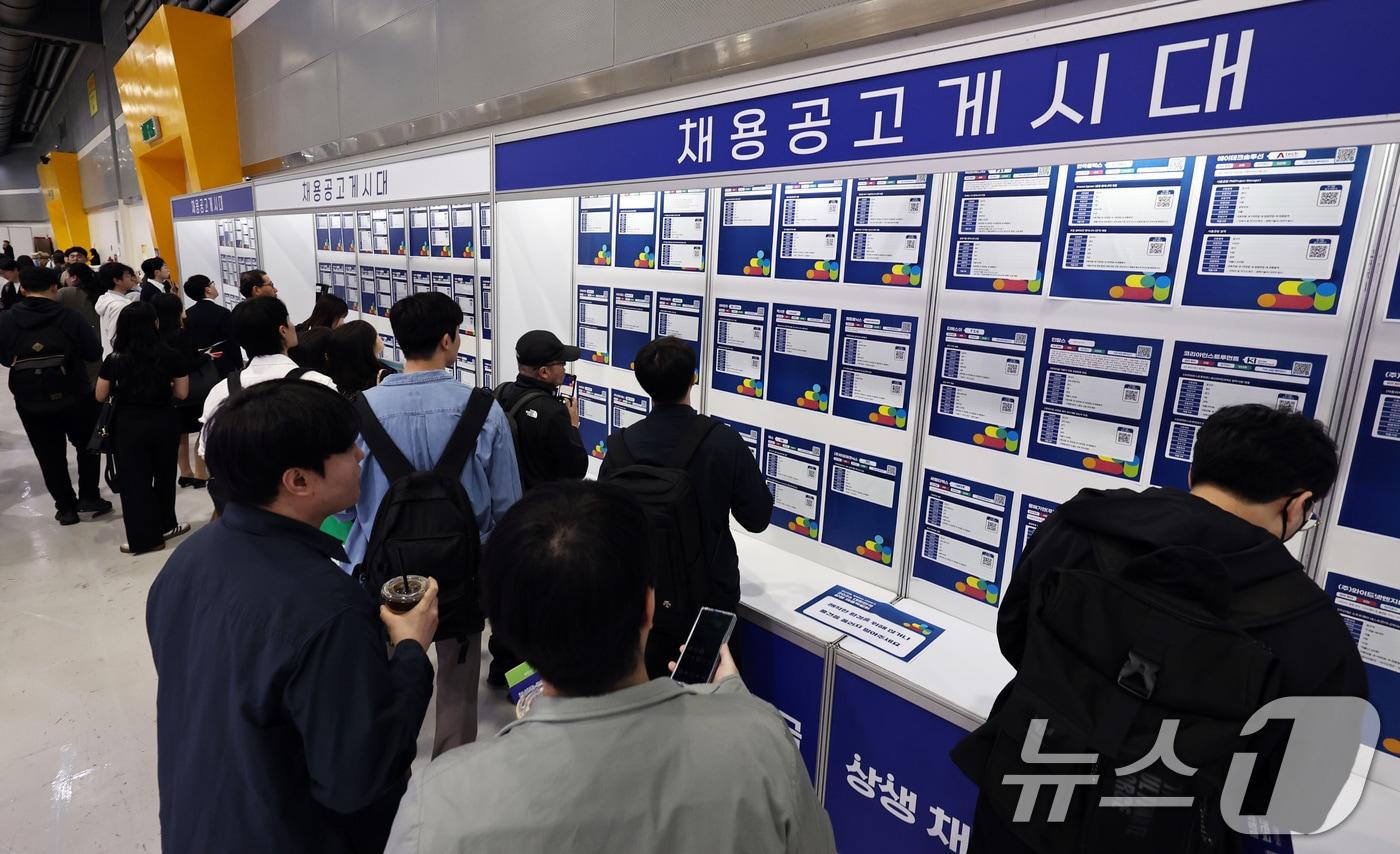 본문 이미지 - 28일 오전 서울 서초구 양재 aT센터에서 한국경제인협회 주최로 열린 '2026 대한민국 상생 채용박람회'에서 취업준비생들이 채용공고 게시판을 살펴보고 있다. 2026.4.28 ⓒ 뉴스1 구윤성 기자