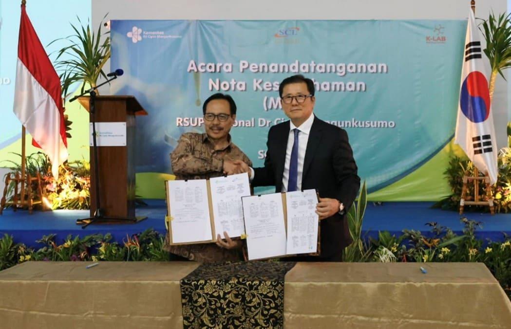 본문 이미지 - 이경률 SCL그룹 회장(오른쪽)과 수프리얀토 다르모레조 RSCM 병원장이 업무협약 체결 후 기념촬영을 하고 있다.(SCL그룹 제공)