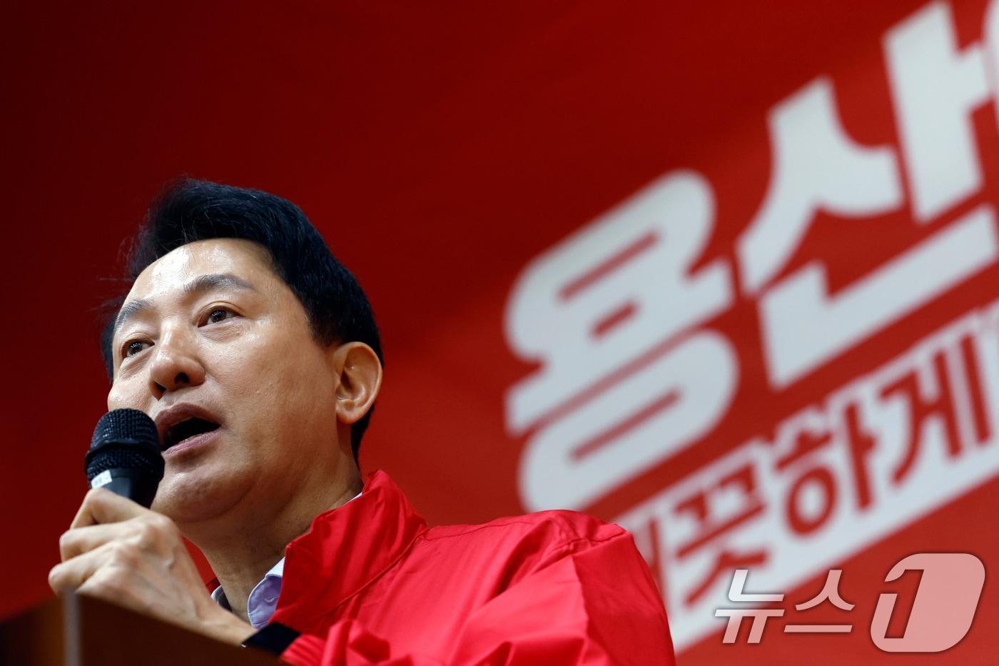 본문 이미지 - 오세훈 국민의힘 서울시장 후보가 28일 서울 용산구 청파동 새마을금고 대강당에서 열린 제9회 전국동시지방선거 용산구 필승결의대회에서 축사를 하고 있다. 2026.4.28 ⓒ 뉴스1 박정호 기자