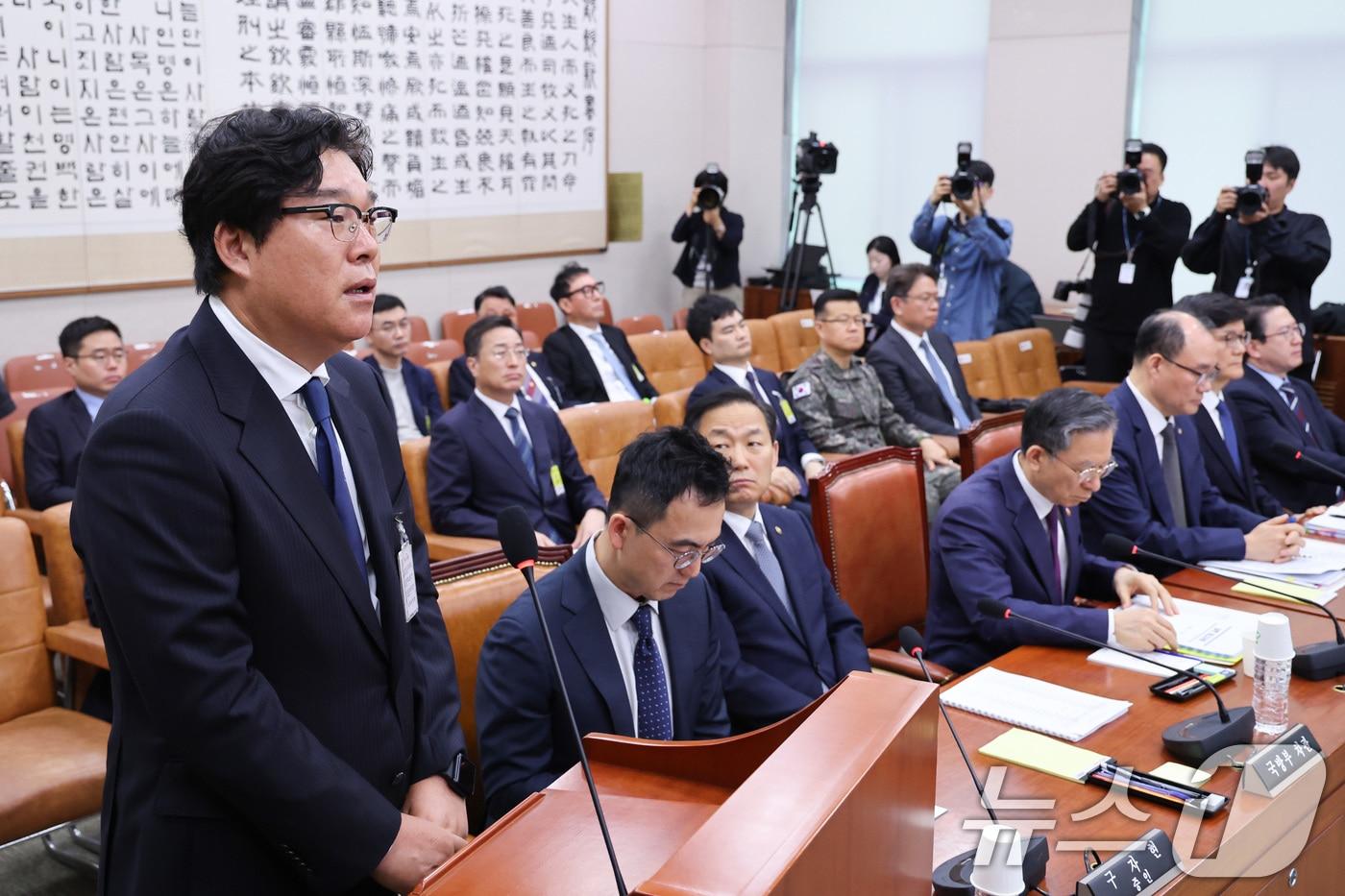 본문 이미지 - 김성태 전 쌍방울 회장이 28일 서울 여의도 국회 윤석열정권정치검찰조작기소의혹사건진상규명국정조사특별위원회에서 열린 윤석열 정권 정치검찰 조작기소 의혹 사건 종합 청문회에서 의원 질의에 답변하고 있다. ⓒ 뉴스1 신웅수 기자