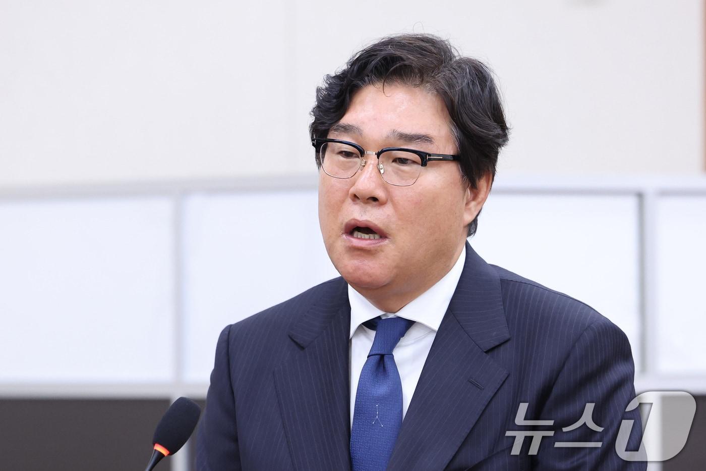 본문 이미지 - 김성태 전 쌍방울 회장이 28일 서울 여의도 국회 윤석열정권정치검찰조작기소의혹사건진상규명국정조사특별위원회에서 열린 윤석열 정권 정치검찰 조작기소 의혹 사건 종합 청문회에서 의원 질의에 답변하고 있다. 2026.4.28 ⓒ 뉴스1 신웅수 기자