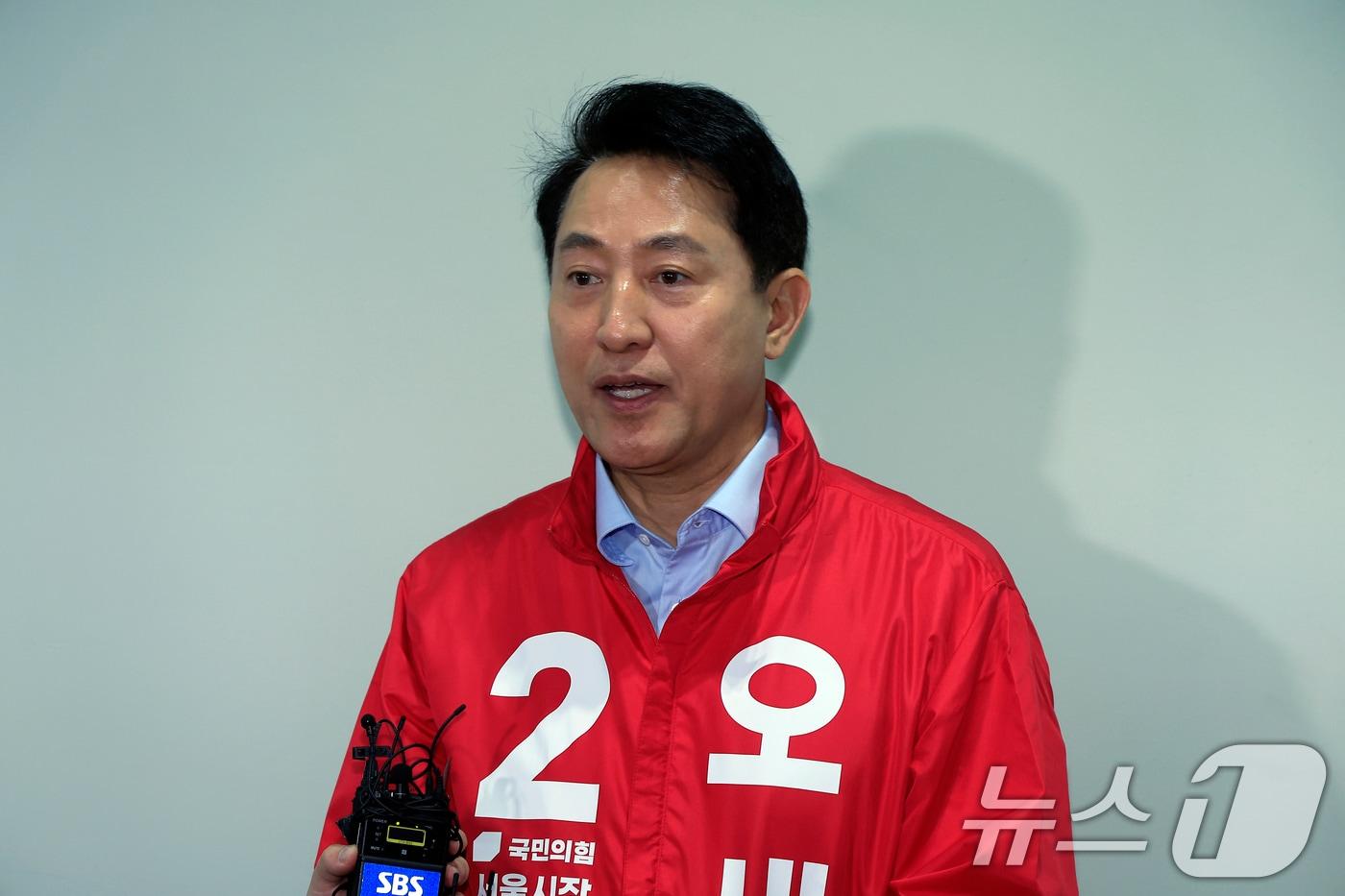 본문 이미지 - 오세훈 국민의힘 서울시장 후보가 지난 28일 서울 용산구 청파동 새마을금고 대강당에서 열린 제9회 전국동시지방선거 용산구 필승결의대회 참석 후 취재진과 인터뷰를 하고 있다. 2026.4.28 ⓒ 뉴스1 박정호 기자