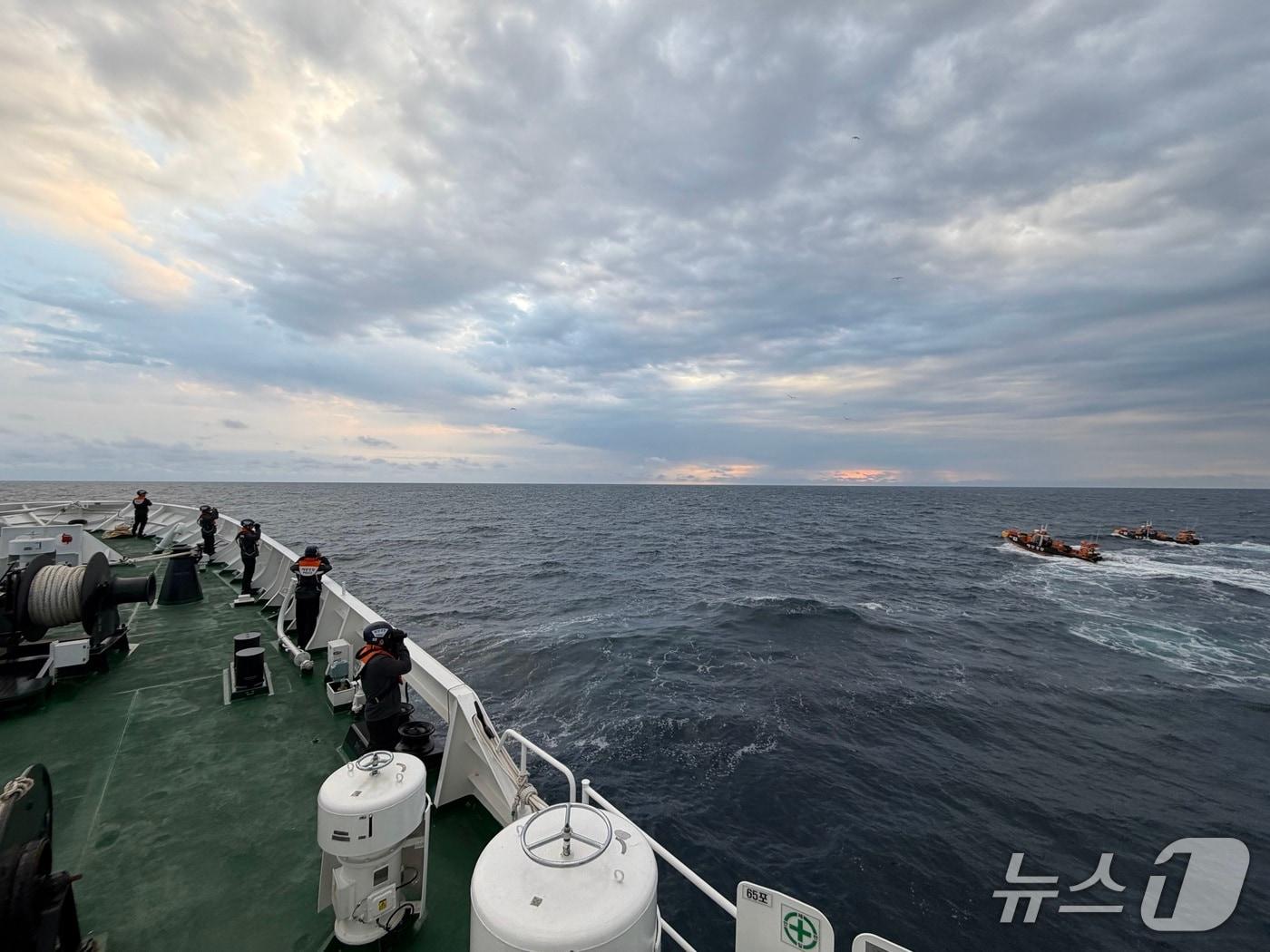 본문 이미지 - 독도 북동쪽 해상 추락 선원을 수색 중인 동해해경.(동해해양경찰서 제공, 재판매 및 DB 금지) 2026.4.28/뉴스1