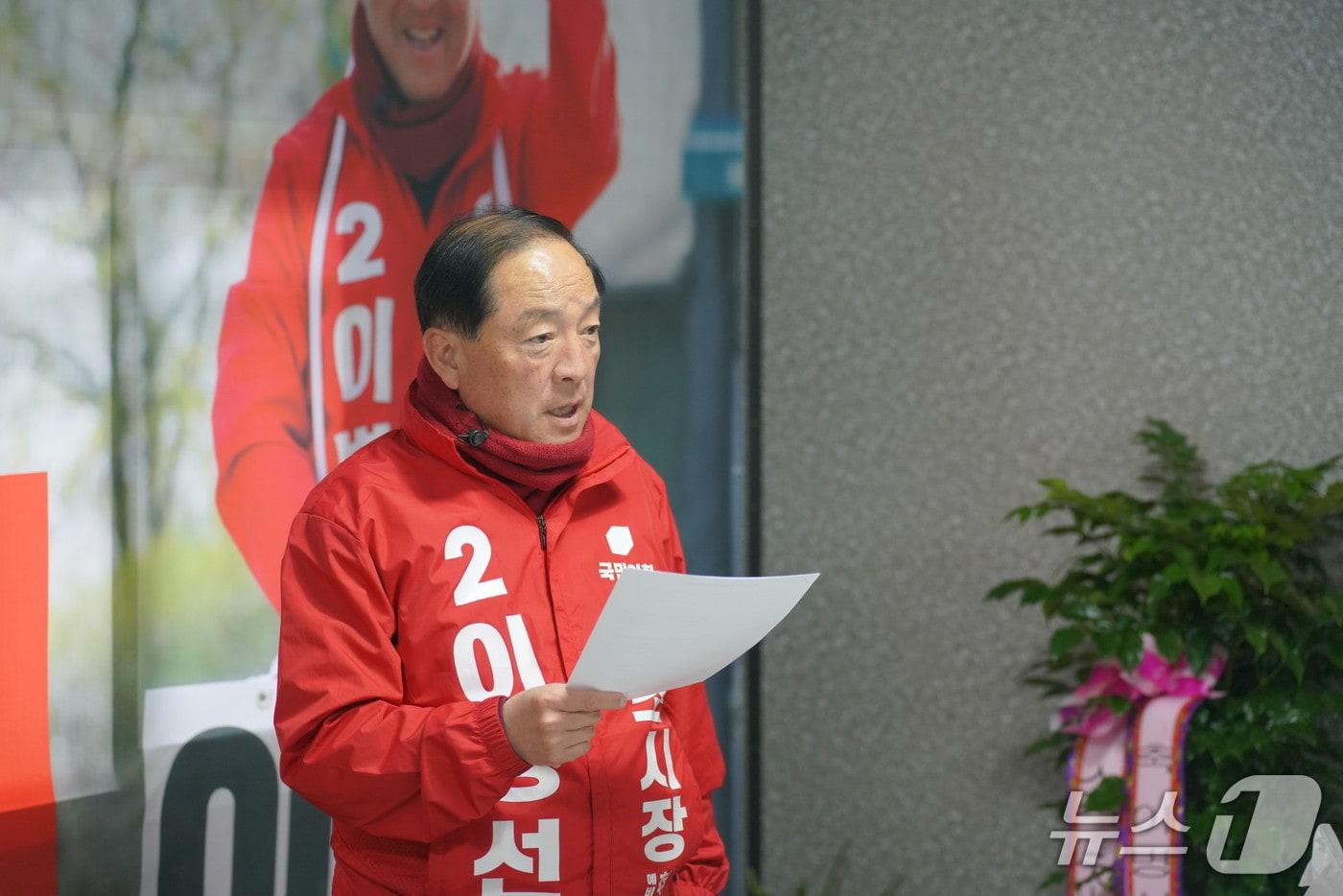 본문 이미지 - 28일 오전 자신의 선거사무소에서 복지·체육 분야 공약을 발표하는 이병선 국민의힘 강원 속초시장 예비후보.(후보 측 제공, 재판매 및 DB 금지) 2026.4.28/뉴스1